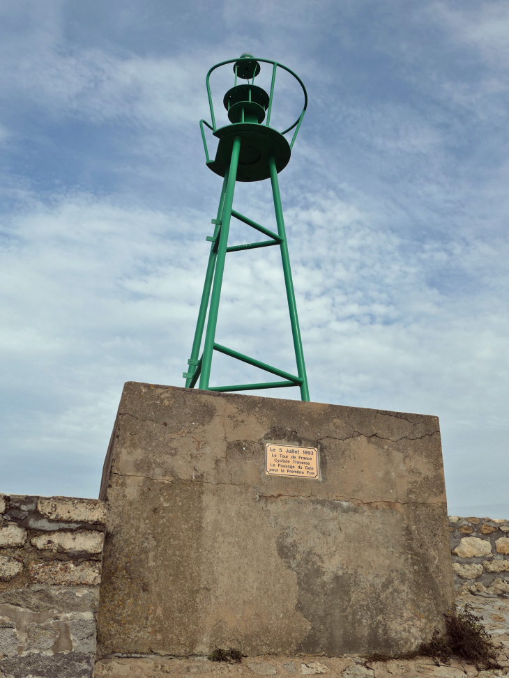 Balise refuge à hune éclairée avec plaque commémorant le passage du Tour de France en 1993 - Barbâtre