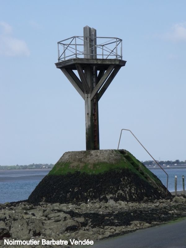 Refuge sur le passage du Gois a marée montante - Barbâtre