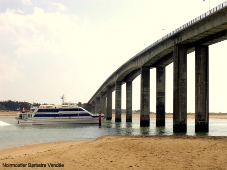 Le pont de Noirmoutier et la vedette reliant l'ile d'yeu a la Fromantine - Barbâtre