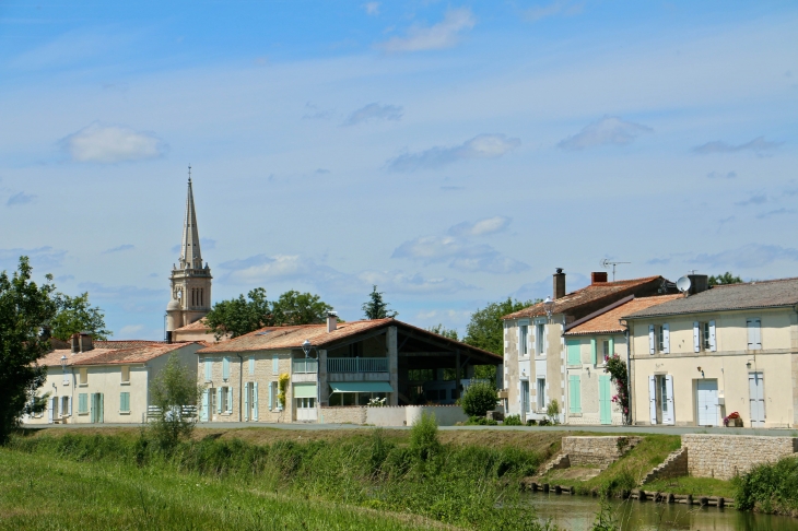 Le village le long de la Sèvre Niortaise. - Damvix