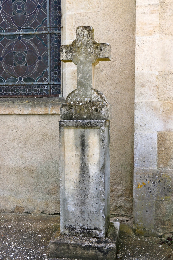 Contre la façade nord de l'église Saint Pierre, repose le corps du curé de Doix de 1838 à 1883.