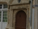 Photo suivante de Fontenay-le-Comte belle porte de maison place de l'église , les personnages sont  