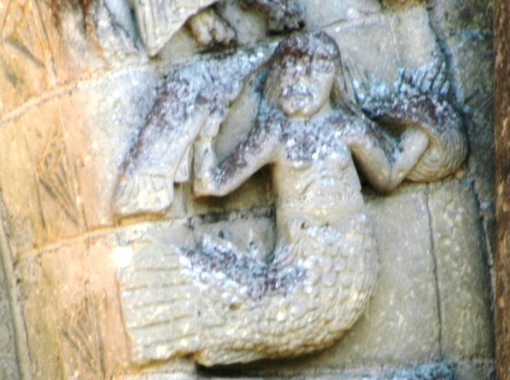 La Fée mélusine  sculpture de la voussure - Foussais-Payré