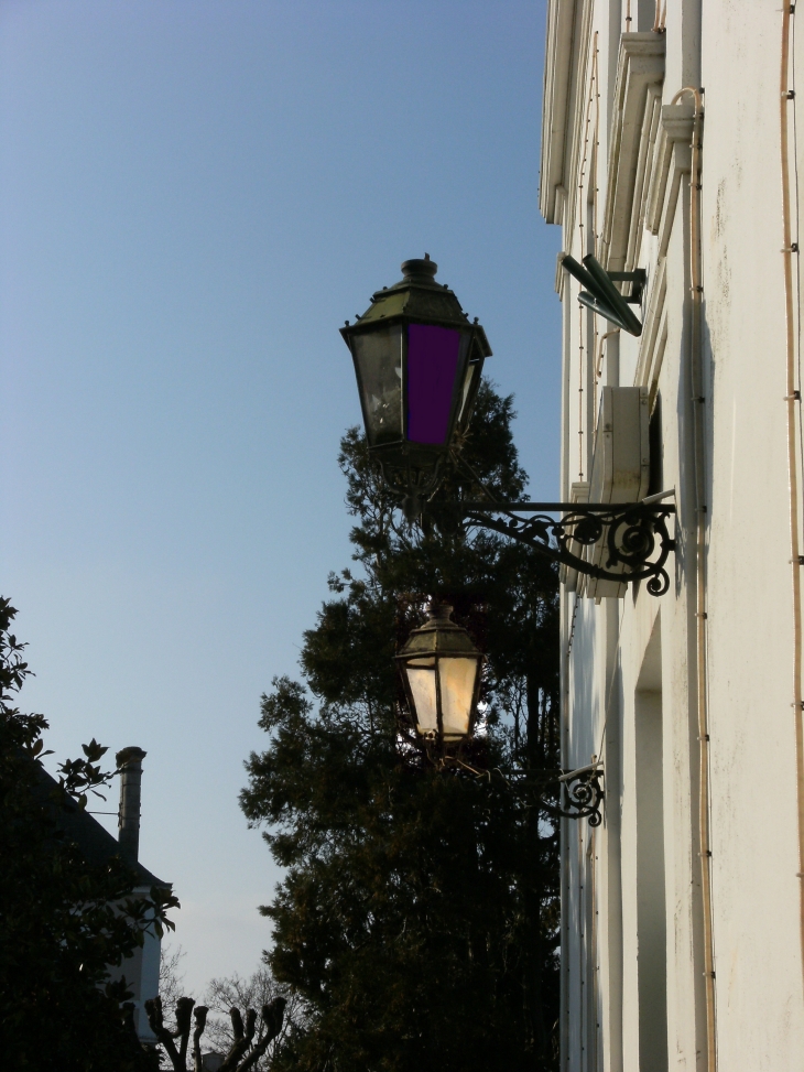 Vieilles lanternes à la Mairie photos D.GOGUET - L'Île-d'Elle