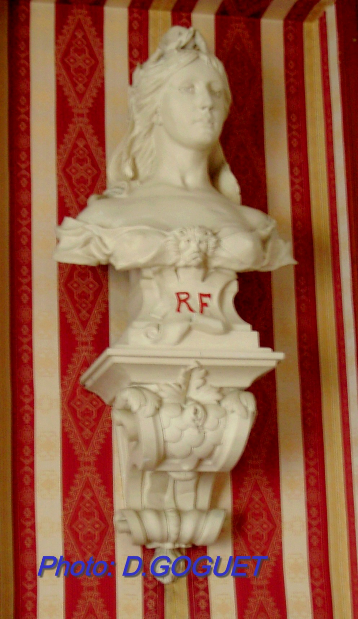 Buste de Marianne sculpté par Roux sculpteur Nellesais PhotoD.GOGUET - L'Île-d'Elle