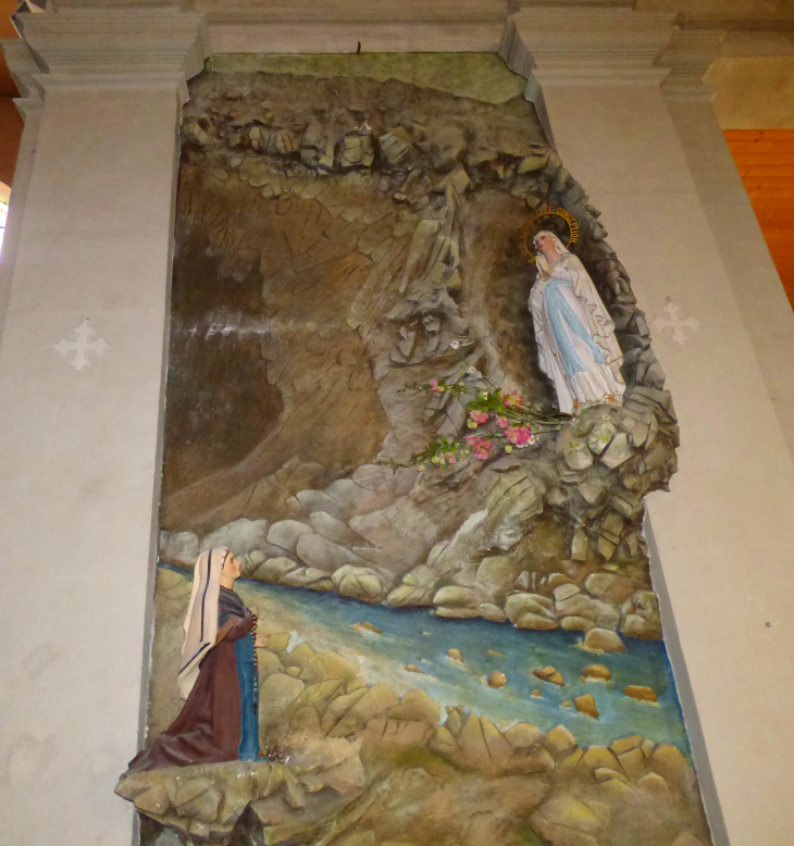Eglise: Bas relief par Gueret peintre sculpteur Nellesais Photo D.GOGUET - L'Île-d'Elle