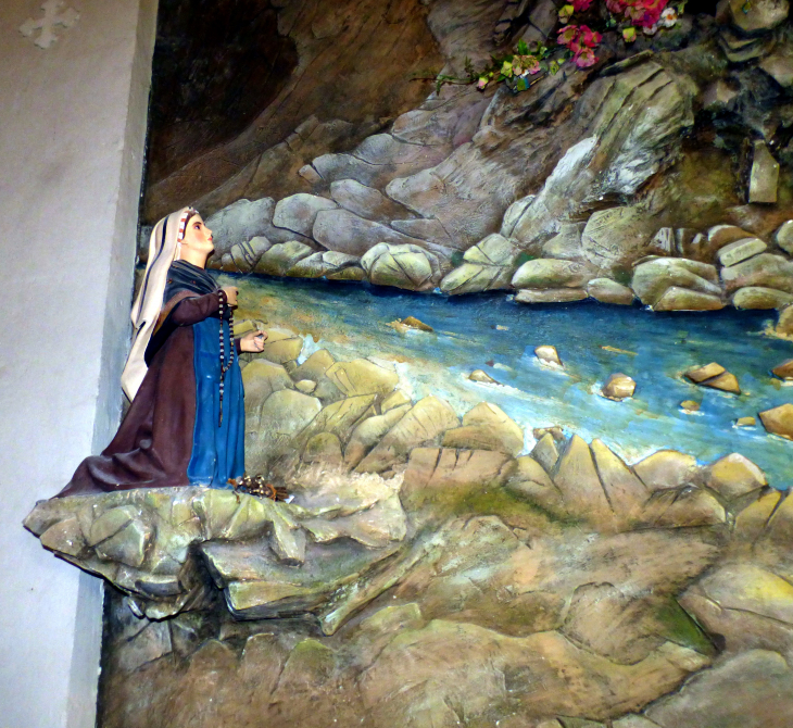 Eglise: Détail de la fresque Grotte de Lourdes par Gueret Photo D.GOGUET - L'Île-d'Elle