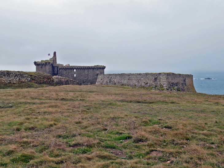 La côte sauvage : le vieux château - L'Île-d'Yeu