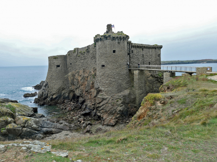 La côte sauvage : le vieux château - L'Île-d'Yeu