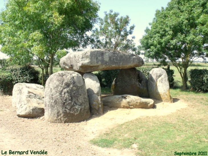 Dolmen de la Cour du Breil  3500 ans avant JC - Le Bernard