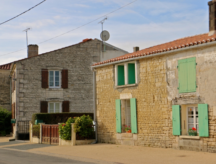 Maisons du village. - Le Mazeau