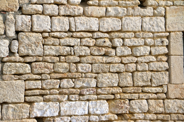 Détail : mur de pierres du village. - Le Mazeau