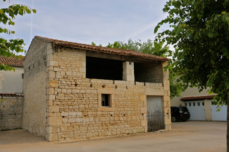 Grange ancienne du village. - Le Mazeau