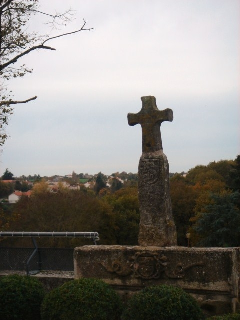 Croix haubanniere d'atée d'avant 1550 - Le Poiré-sur-Vie