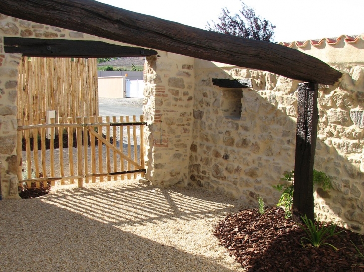Abélia Gîte Vendée: Le patio avec jardin paysagé et parking - Les Clouzeaux