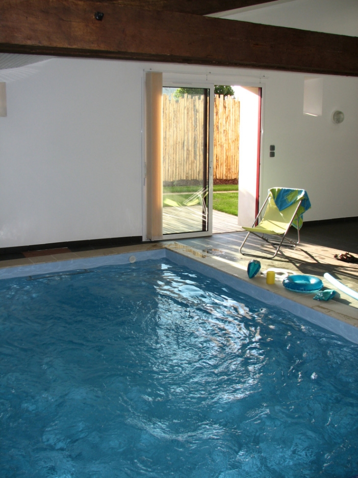 Abélia Gîte Vendée: La piscine intérieure avec nage à contre-courant et hydromassages - Les Clouzeaux
