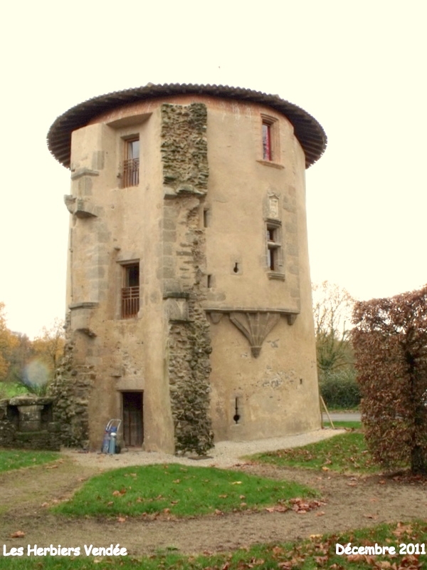 Abbaye de la Grainetière XIIeme siècle tour de l'abbé - Les Herbiers
