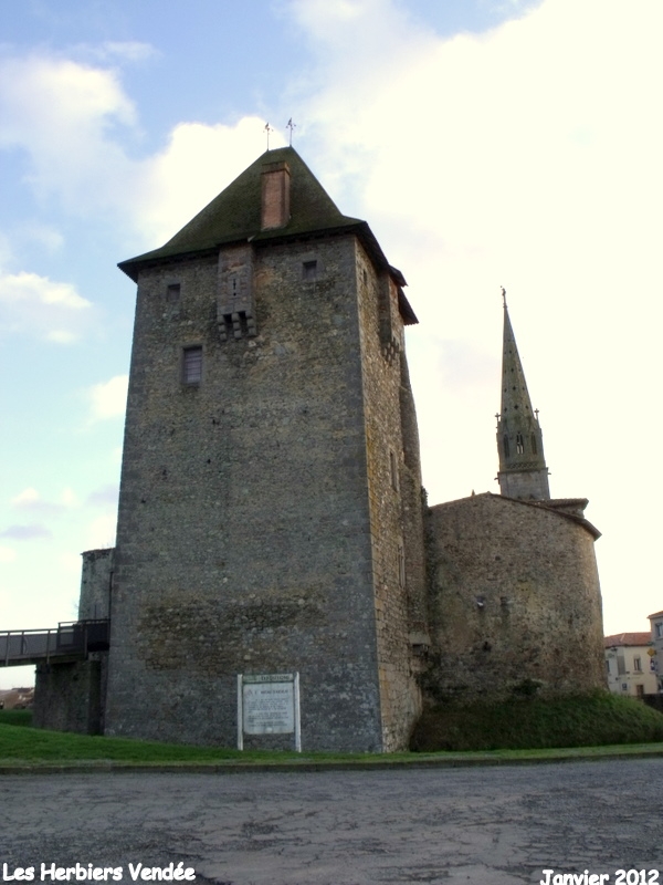 Donjon XVe siècle du château d'Arderlay - Les Herbiers