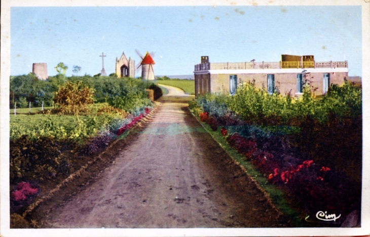 Le Mont des Alouettes à 231m. d'altitude - La café, Chapelle, Moulin et Calvaire, vers 1930 (carte postale ancienne). - Les Herbiers