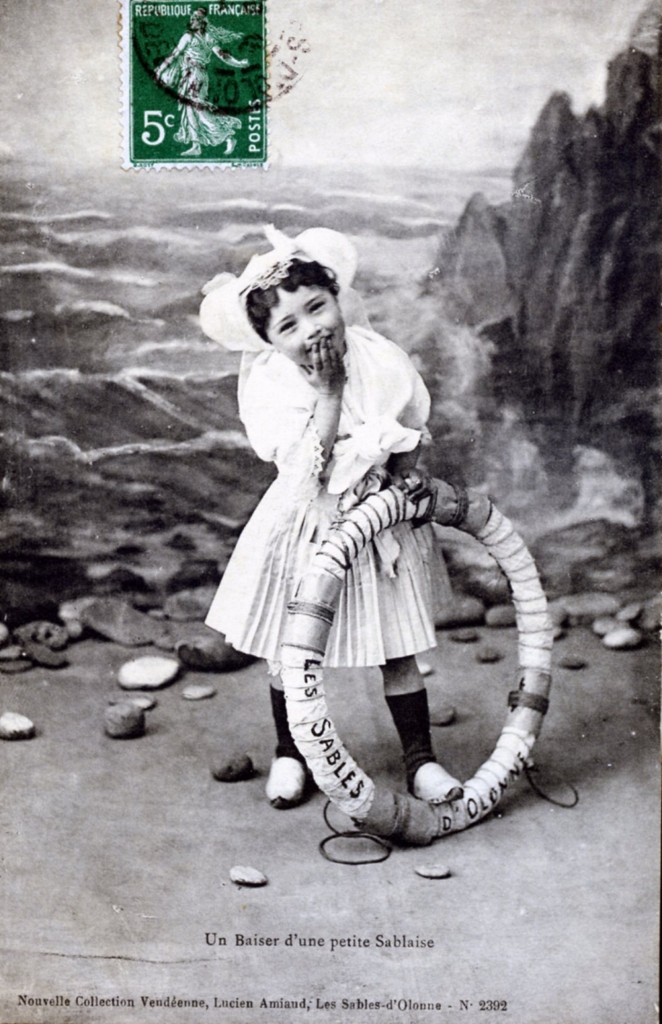Un baiser d'une petite Sablaise, vers 1908 (carte potale ancienne). - Les Sables-d'Olonne