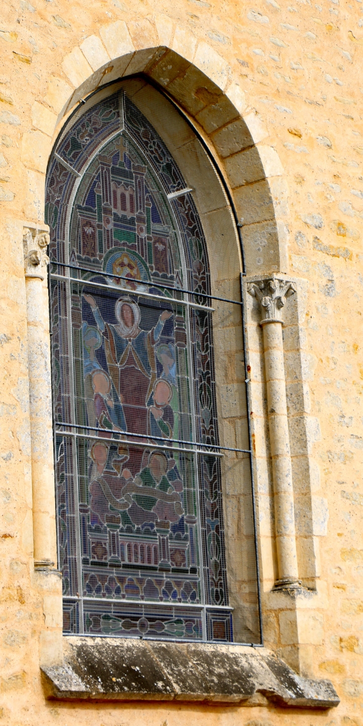 Fenêtre du chevet plat de l'église Notre Dame. - Liez
