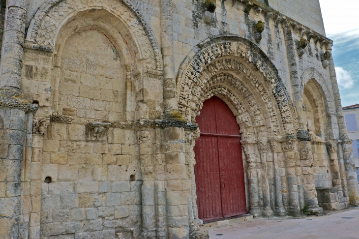 Portail de la façade occidentale de l'église Notre Dame de l'Assomption du XVe siècle. - Maillé