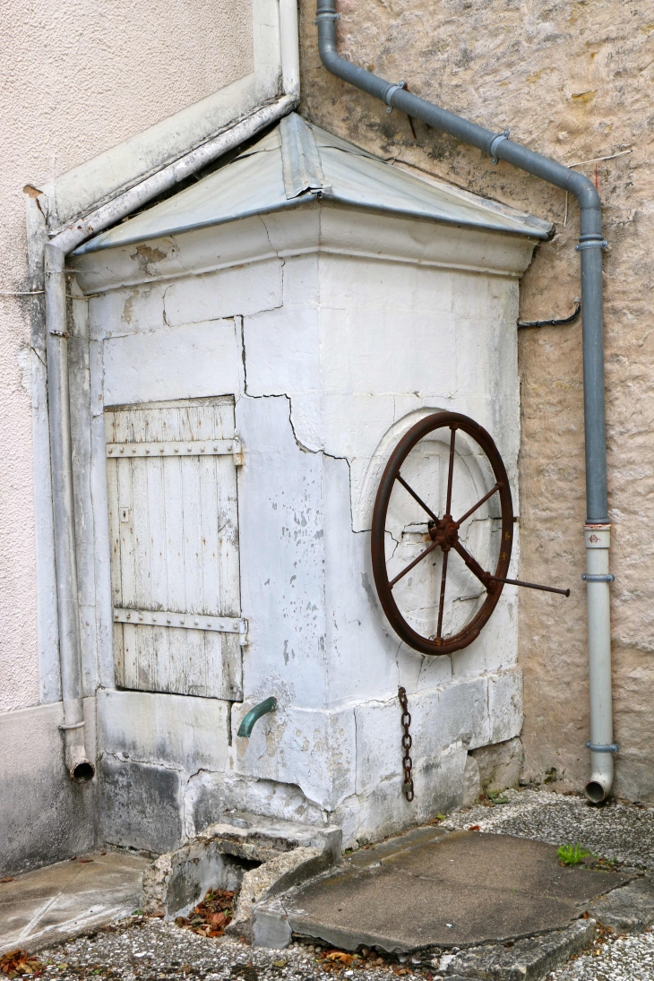 Ancien puits à l'angle de la rue Dufour. - Maillé