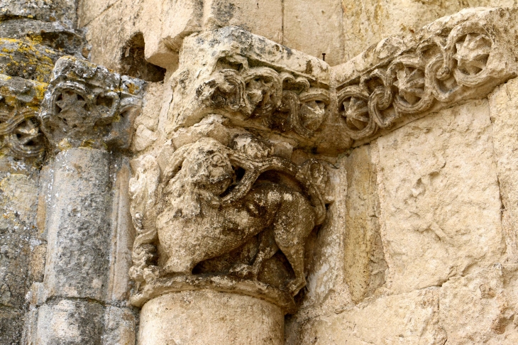 Détail : chapiteau sculpté du portail de l'église Notre Dame de l'Assomption. - Maillé