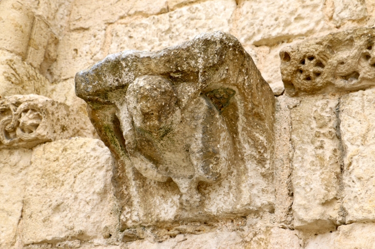 Détail : Corbeau sculpté du portail de l'église Notre Dame de l'Assomption. - Maillé