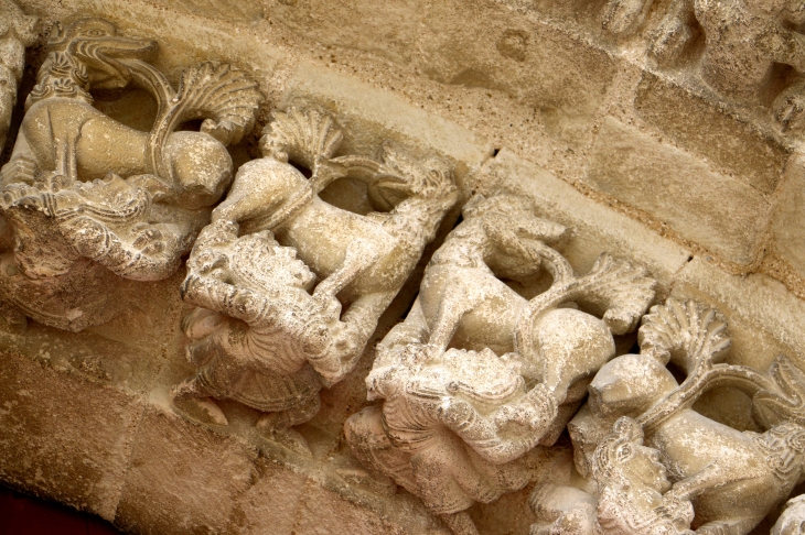 Détail des voussures du portail de l'église Notre Dame de l'Assomption. - Maillé