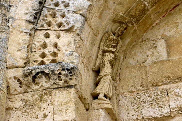 Détail : portail de l'église Notre Dame de l'Assomption. - Maillé