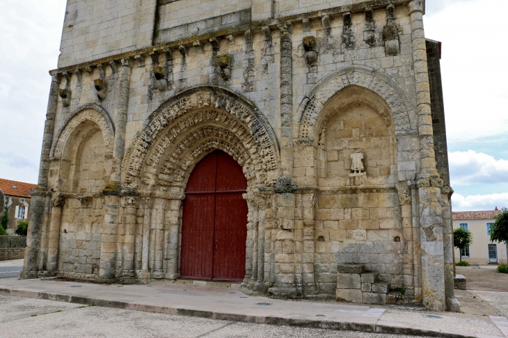 Portail de la façade occidentale romane de l'église Motre Dame de l'Assomption. - Maillé