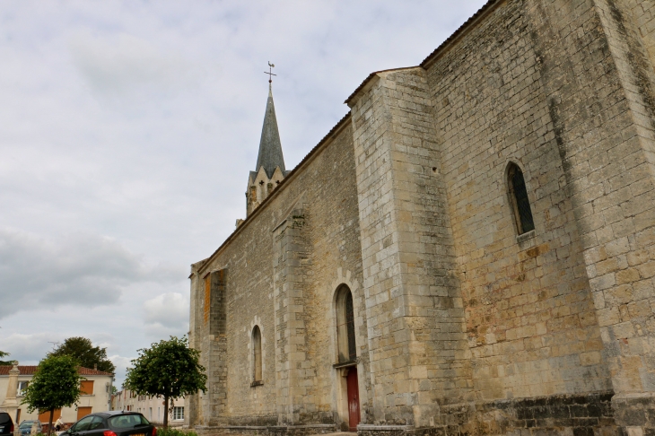 Façade sud de l'église Notre Dame de l'Assomption. - Maillé