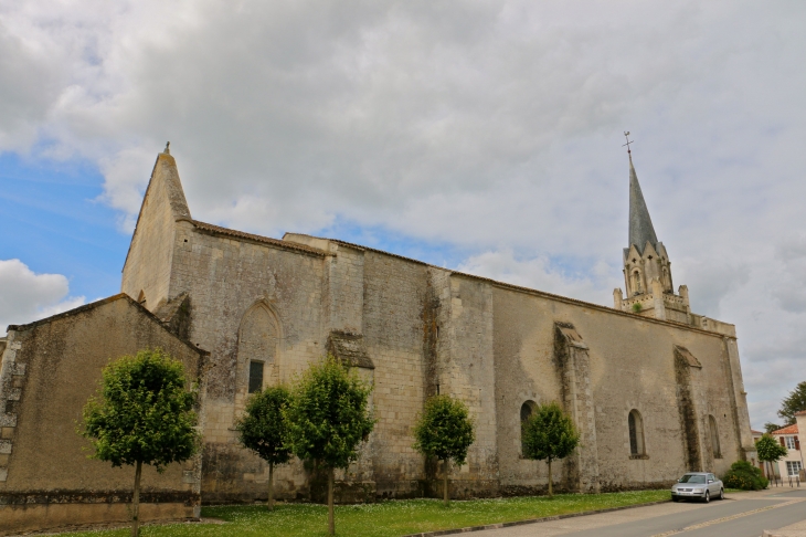 Façade nord de l'église Notre Dame de l'Assomption. - Maillé