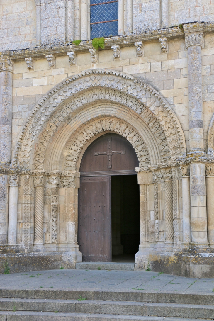 Le portail central, sans tympan, est encadré par deux arcatures aveugles dans lesquelles sont nichées 2 statues indéfinissables. - Maillezais