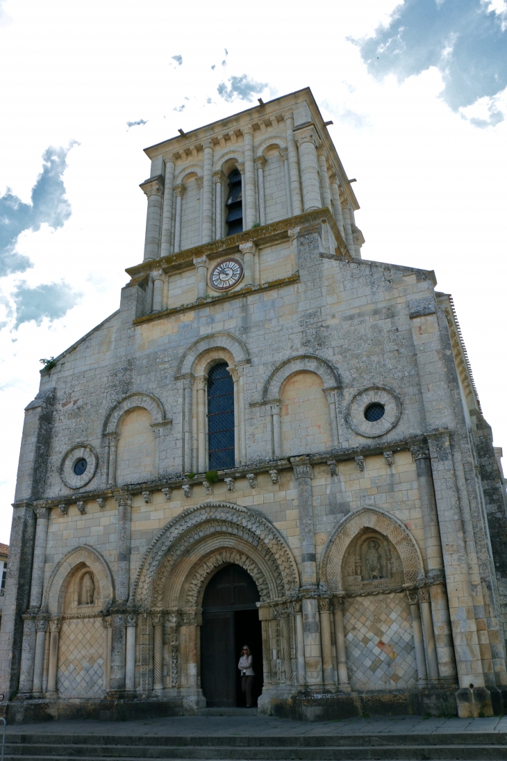 Façade occidentale de l'église Saint Nicolas : en 3 parties verticales et deux niveaux, séparée par une corniche à modillons. - Maillezais