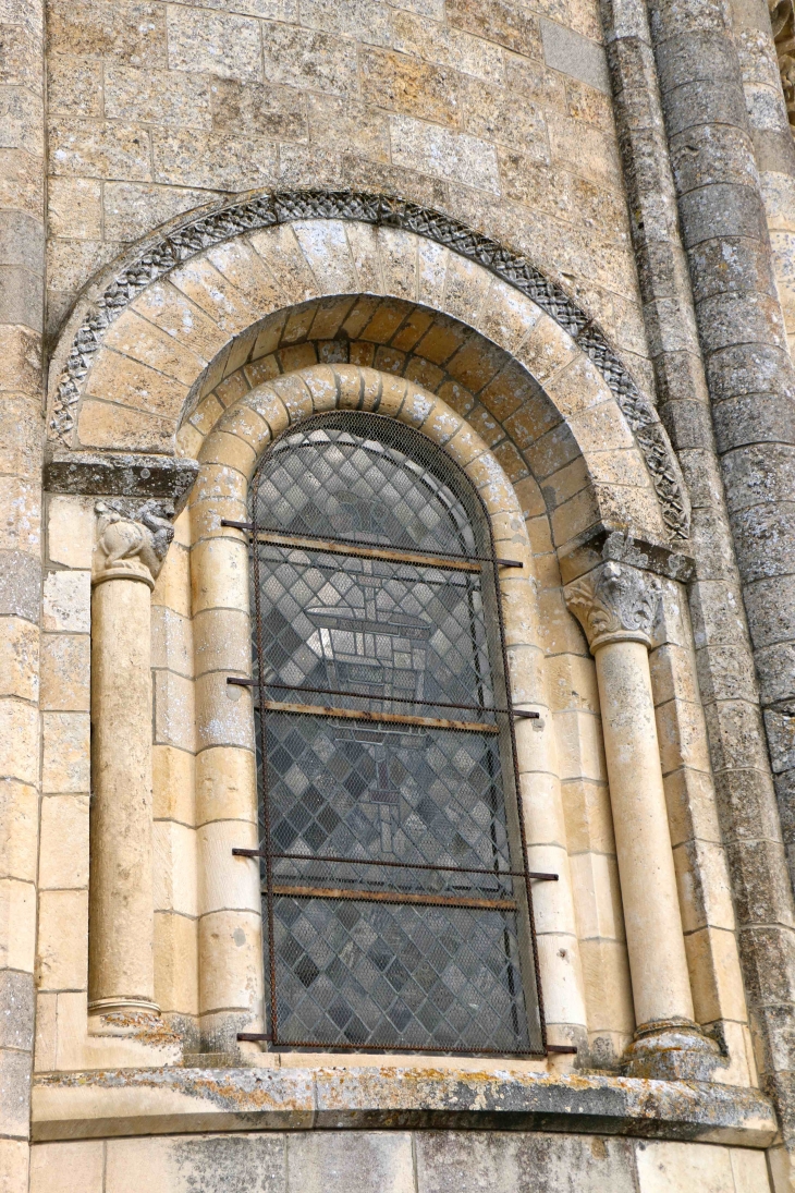 Fenêtre de l'abside de l'église Saint Nicolas. - Maillezais