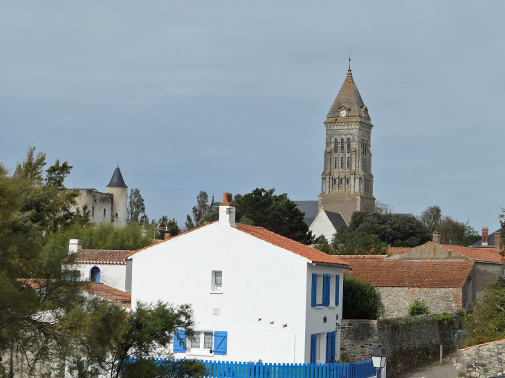 Vue sur le centre : château et clocher - Noirmoutier-en-l'Île