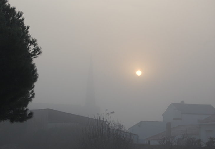 Le clocher de Notre Dame dans le brouillard  - Notre-Dame-de-Monts