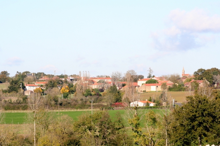 Vue depuis une colline proche - Saint-Laurent-de-la-Salle