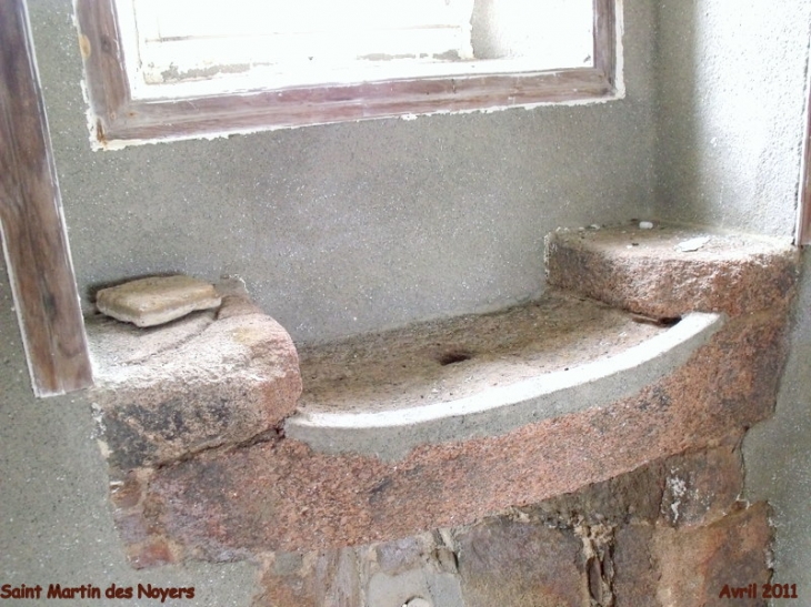 Moyen Age un lavabo creusé dans la pierre du mur - Saint-Martin-des-Noyers