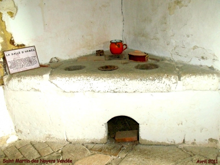 Une cuisinière du moyen age chateau de la Grève - Saint-Martin-des-Noyers