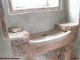 Moyen Age un lavabo creusé dans la pierre du mur