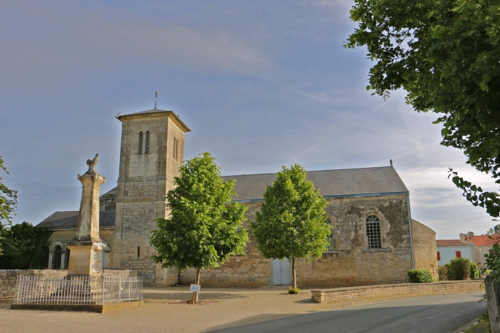 L'église Saint Sigismond du XIXe siècle est simple. Elle fut construite sur les ruines d'une église de XIIe siècle. - Saint-Sigismond