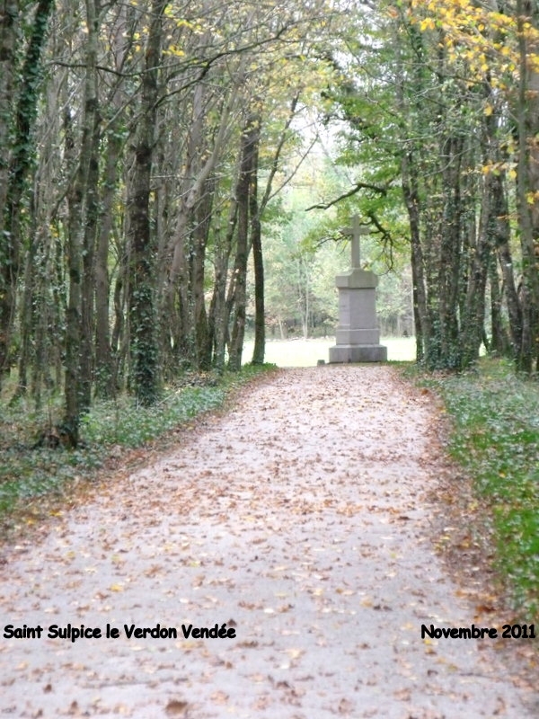 Monument commémoratif  au Général Charette ou il fut arrête Mettant fin aux guerres de Vendée  - Saint-Sulpice-le-Verdon