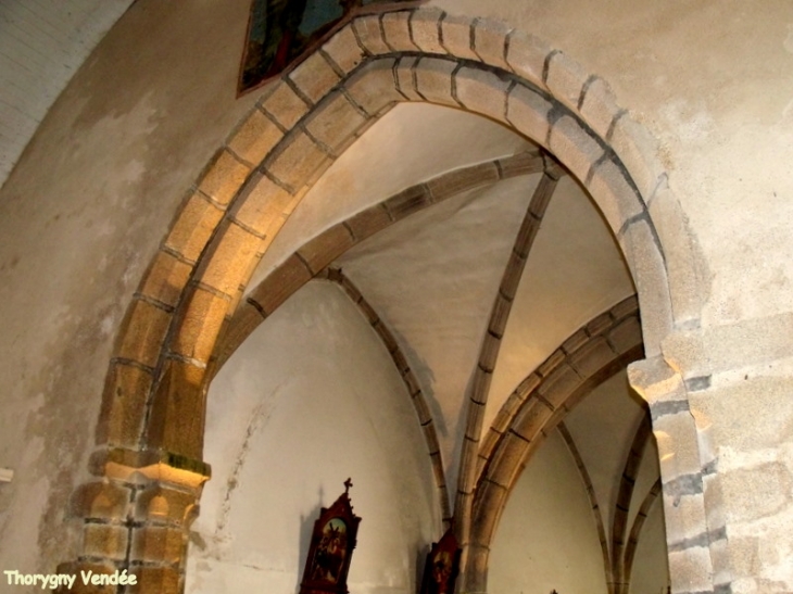 Arc brisé de l'entrée du choeur de l'église daté de 1500 - Thorigny