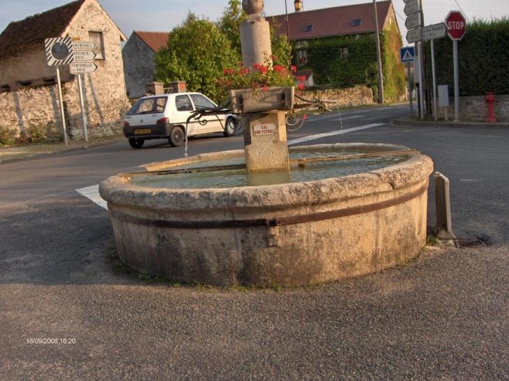 Fontaine du village - Artonges