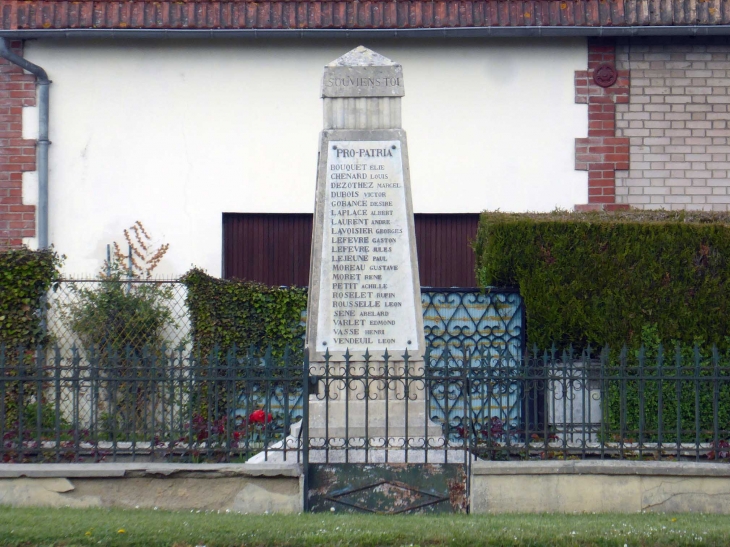 Le monument aux morts - Bazoches-sur-Vesles