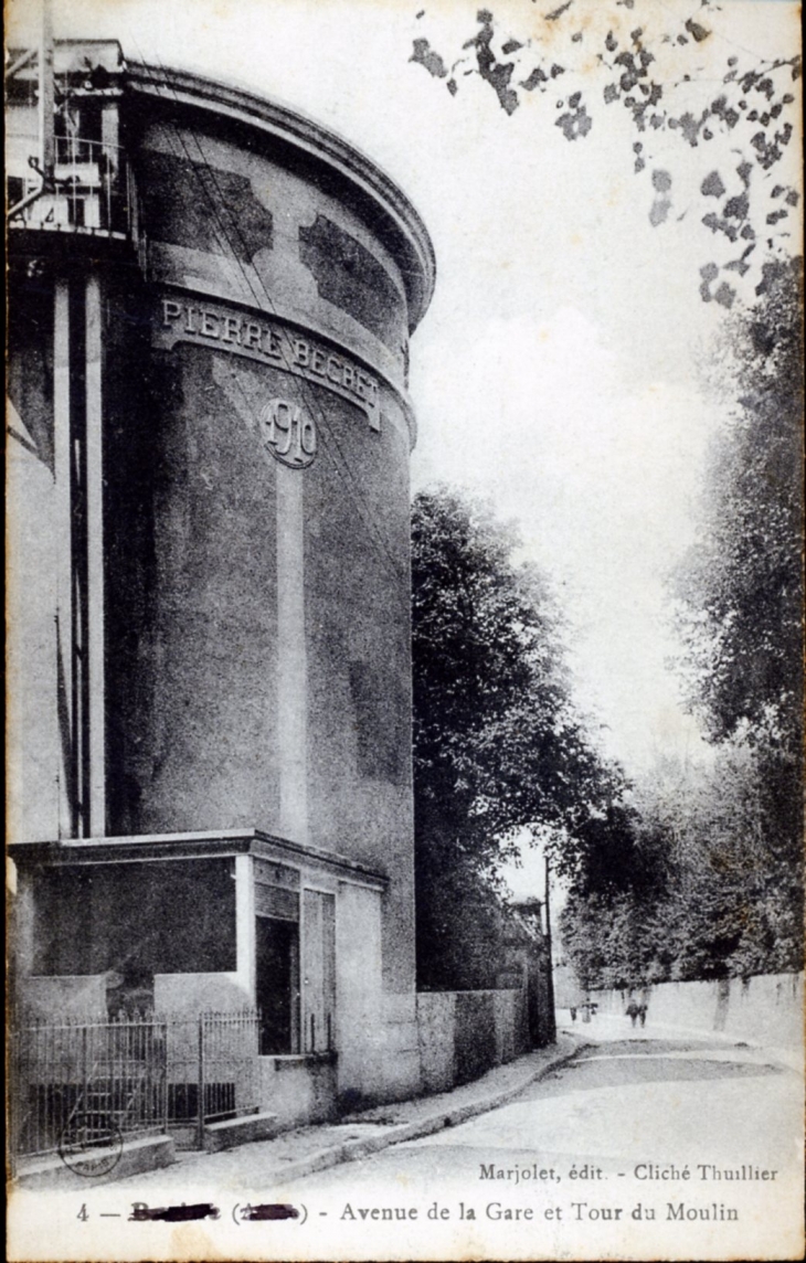 Avenue de la Gare et Tour du Moulin, vers 1915 (carte postale ancienne). - Braine