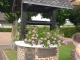Le joli puits fleuri, place de la Mairie à Buire...